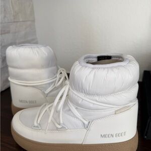 MOON BOOT White LTrack Boots size 7